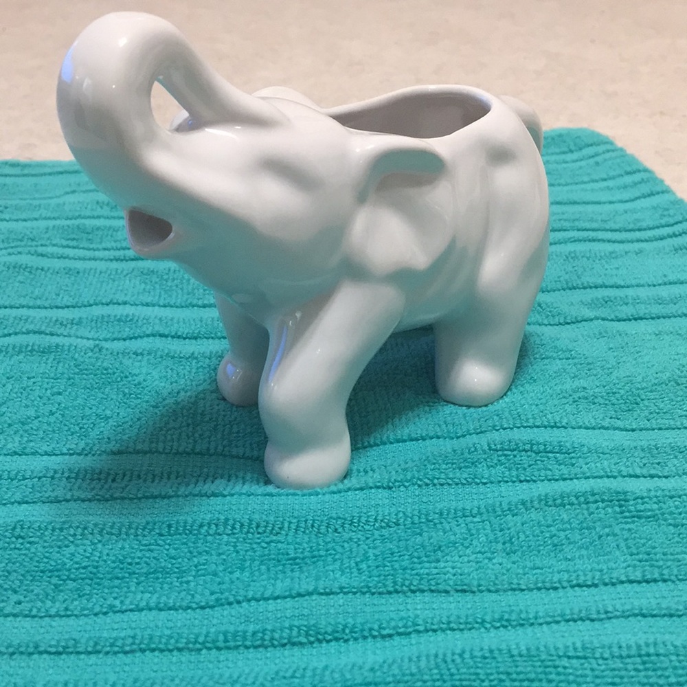 HOME ESSENTIALS WHITE ELEPHANT MILK CREAMER